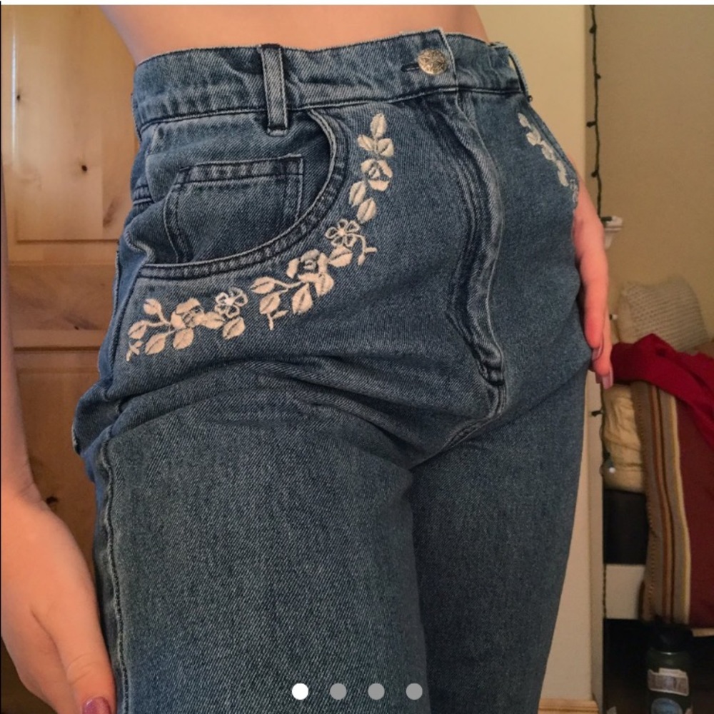 CUTE FLORAL EMBROIDERY MOM JEANS